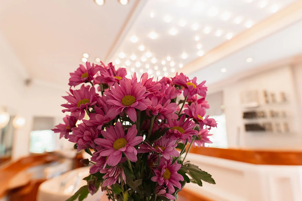 Blumendekoration an der Rezeption